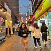Beby tsabina sempat mengunjungi Myeondong Street. Penampilannya terlihat simple dengan outer hitam dan celana coklat dan tas kecil berwarna orange. [instagram/bebytsabina]