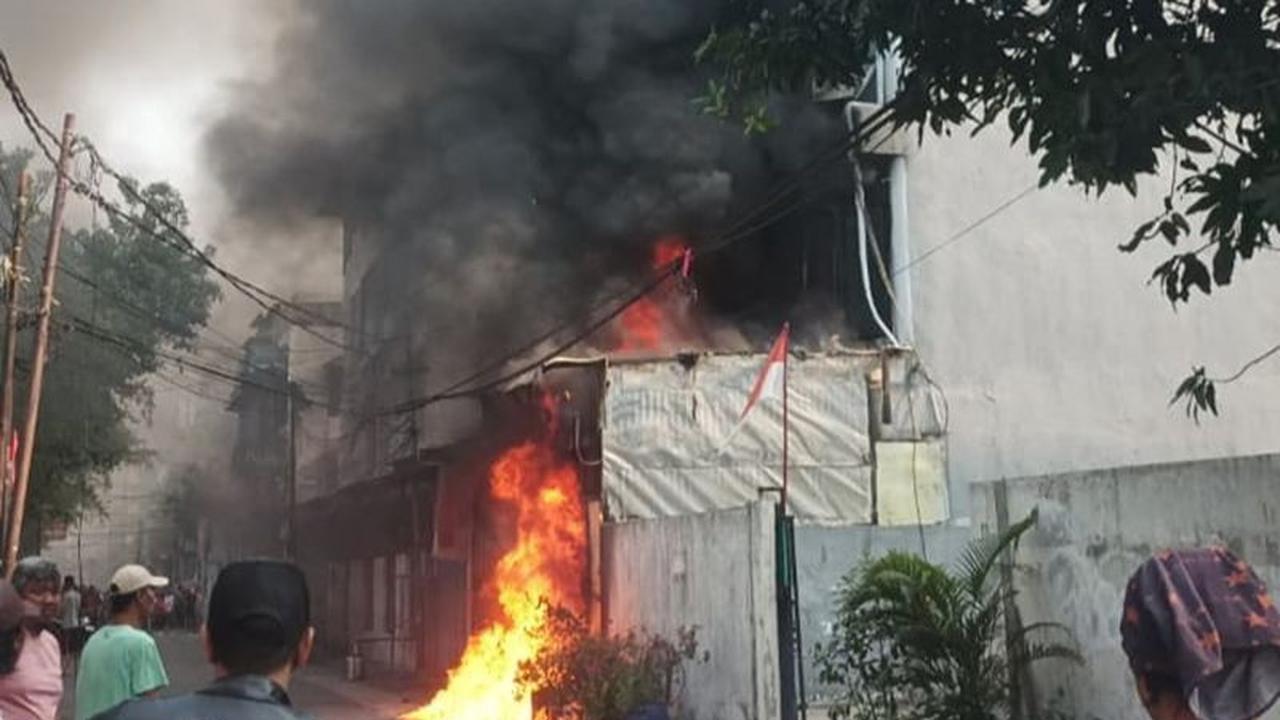 Kebakaran Ruko Grogol Petamburan: Api Menyembur dari Got, Diduga Akibat Kebocoran Bahan Bakar
