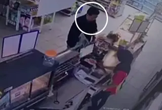 Tangkapan layar rekaman CCTV memperlihatkan Hindradjaja di sebuah minimarket