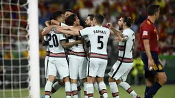 Gelandang Portugal, Otavio membawa saat bertanding melawan Spanyol pada pertandinga perdana Grup B Nations League 2022 di Stadion Benito Villamarin, di Seville, Spanyol, Jumat (3/6/2022). Spanyol bermain imbang dengan Portugal 1-1. (AP Photo/Jose Breton)