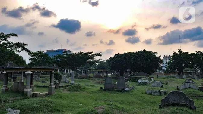 Stotine ljudi živi na pokopališču v vzhodni Džakarti