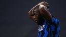 Striker Inter Milan, Romelu Lukaku kecewa usai gagal memanfaatkan peluang dalam laga leg kedua semifinal Coppa Italia 2020/21 melawan Juventus di Juventus Stadium, Turin, Selasa (9/2/2021). Inter Milan bermain imbang 0-0 dan gagal lolos ke final. (AFP/Marco Bertorello)