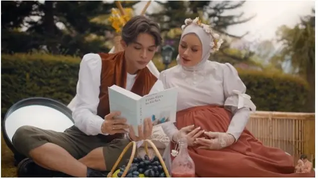 Ungkap Jenis Kelamin Anak, Ini 7 Potret Maternity Dinda Hauw dan Rey Mbayang