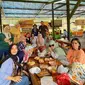 Para jurnalis Sumsel berswafoto seusai belanja berbagai jajanan tradisional di perahu apung di Danau Situ Umar di Floating Market Bandung Barat Jabar (Liputan6.com / Nefri Inge)