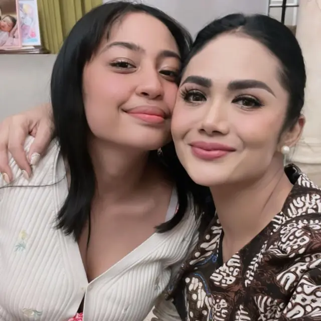 Krisdayanti dan anak sambungnya (Instagram/krisdayantilemos)