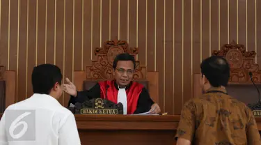 Tim kuasa hukum Syafruddin Arsyad Tumenggung mencabut gugatan praperadilan dengan alasan akan melakukan perbaikan pada permohonan gugatannya di PN Jaksel, Jakarta, Senin (15/5). (Liputan6.com/Immanuel Antonius)