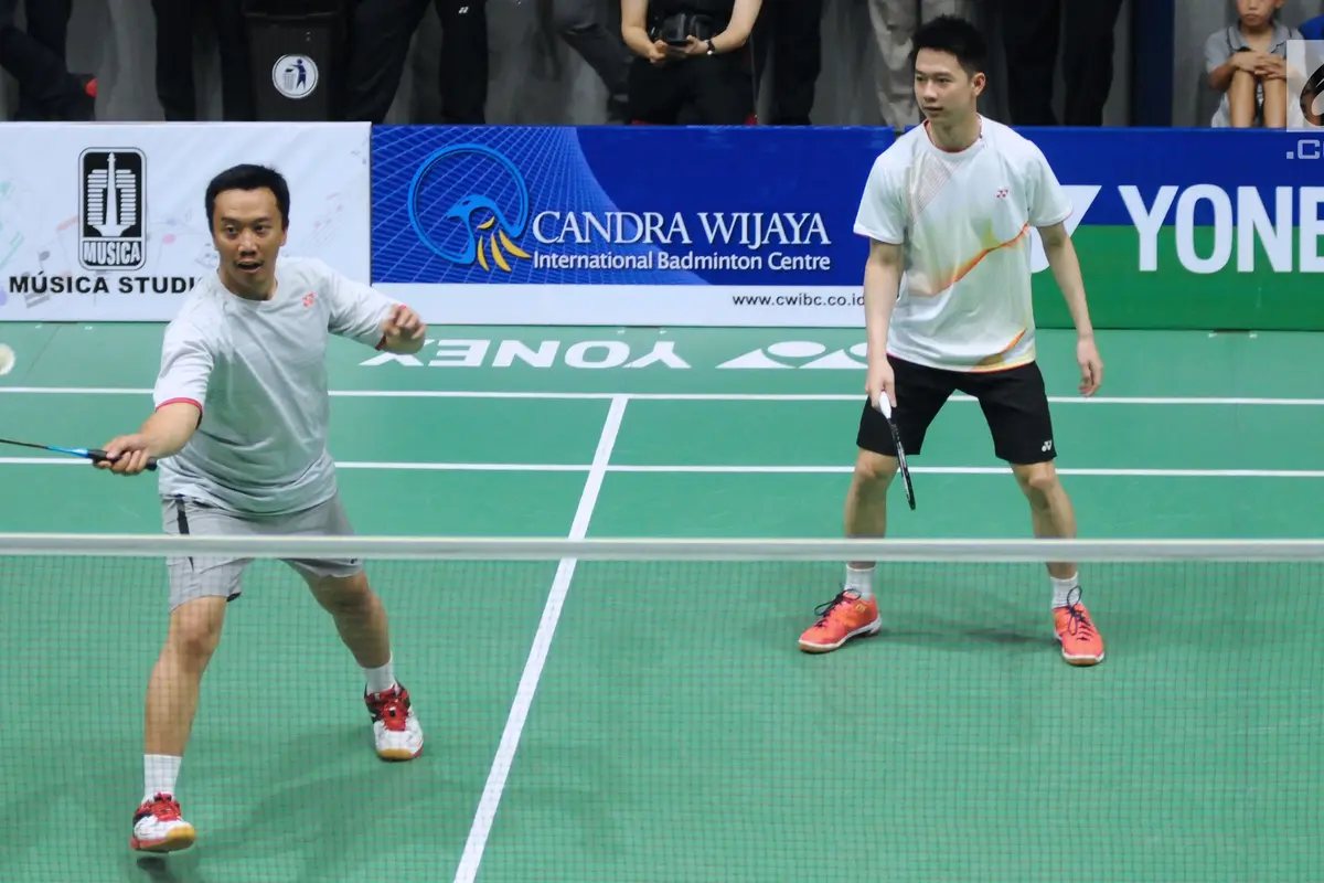 Menpora Imam Nahrawi saat bermain bulutangkis bersama Kevin Sanjaya Sukamuljo.