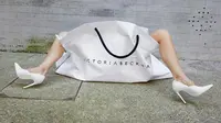 Merayakan 10 tahun di dunia fashion, Victoria Beckham menggarap ulang kampanye tas belanjaa (Instagram/Victoriabeckham)