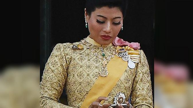 Putri Sirivannavari Nariratana  tampak tengah memegang ponselnya (AFP Photo)