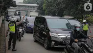 Anggota polisi melakukan penindakan kepada sebuah kendaraan saat ganjil genap di kawasan Jalan D.I Panjaitan, Jakarta, Senin (6/6/2022). Perluasan ganjil genap Jakarta tersebut dilakukan karena volume kendaraan meningkat di Ibu Kota RI tersebut ditiadakan. (Liputan6.com/Faizal Fanani)