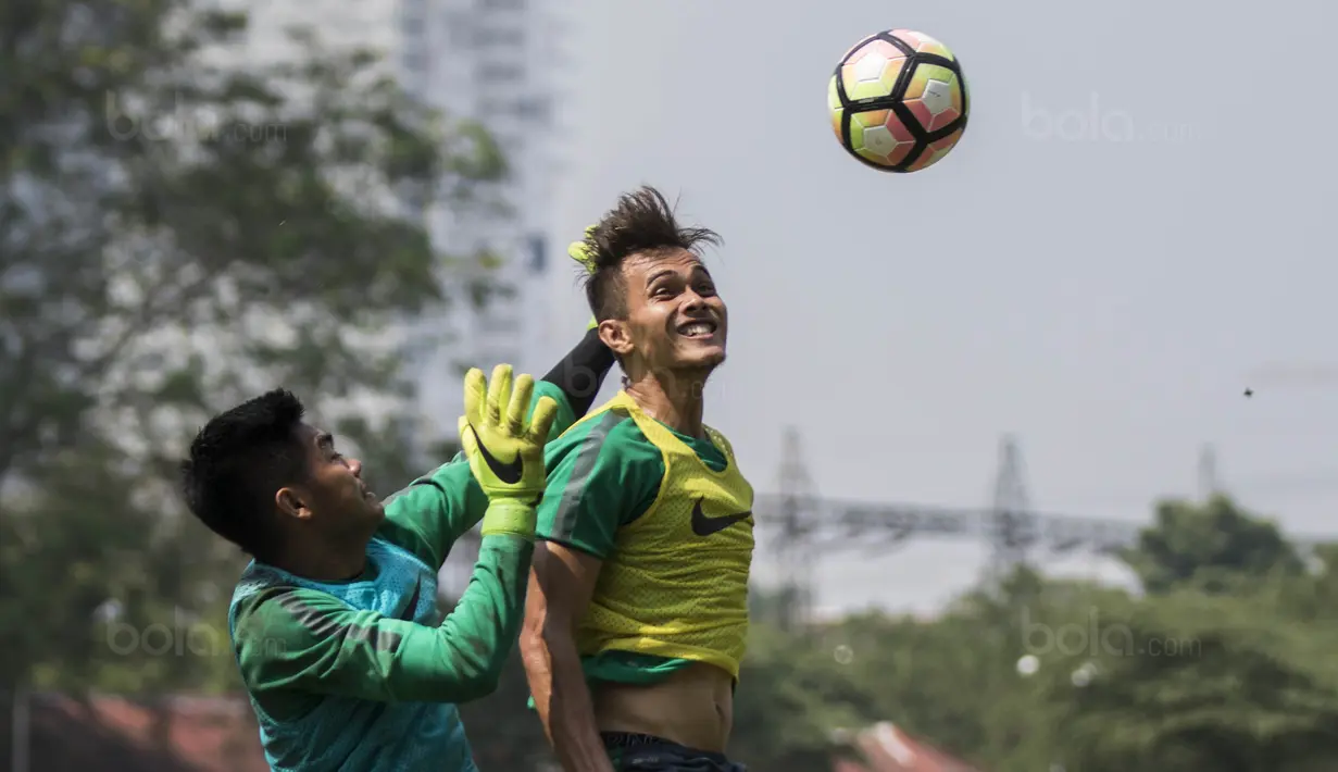 Pemain Timnas Indonesia U-22, Rezaldi Hehanusa, duel udara dengan Kurniawan Ajie, saat latihan di Lapangan SPH Karawaci, Banten, Kamis (10/8/2017). Latihan dilakukan sebagai persiapan jelang SEA Games 2017 Malaysia. (Bola.com/Vitalis Yogi Trisna)