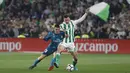 Aksi pemain Madrid, Kovacic (kiri) berebut bola dengan pemain Real Betis, Fabian pada lanjutan La Liga Santander di Villamarin stadium,Seville, (18/2/2018). Real Madrid menang 5-3. (AP/Miguel Morenatti)