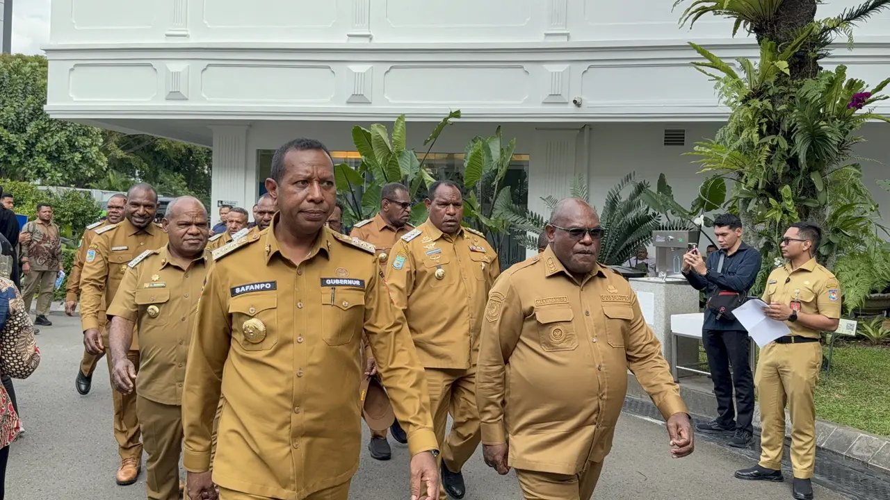 Presiden Prabowo Subianto kumpulkan semua kepala daerah Provinsi Papua di Istana Kepresidenan Jakarta pada hari ini, Selasa (16/12/2025).