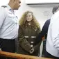 Ahed Tamimi saat dibawa ke ruang sidang di penjara militer Israel dekat Yerusalem. (AP Photo/Mahmoud Illean)