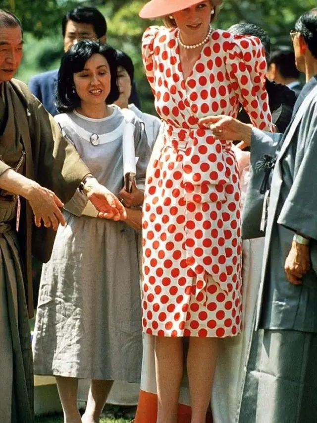 [Bintang] Mix and Match: Bangga Putranya Menikah, Intip 10 Gaya Kasual Mendiang Putri Diana yang Timeless