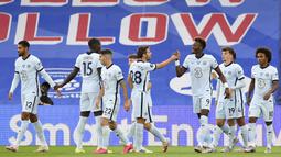 Para pemain Chelsea merayakan gol yang dicetak oleh Tammy Abraham ke gawang Crystal Palace pada laga Premier League di Stadion Selhurst Park, London, Selasa (7/7/2020). Chelsea menang dengan skor 3-2. (Justin Tallis/Pool via AP)