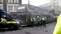 Bus yang membawa staf kepelatihan Manchester United diserang oknum fans West Ham United jelang laga Premier League pekan ke-35, Rabu (11/5/2016). (Reuters/Eddie Keogh)
