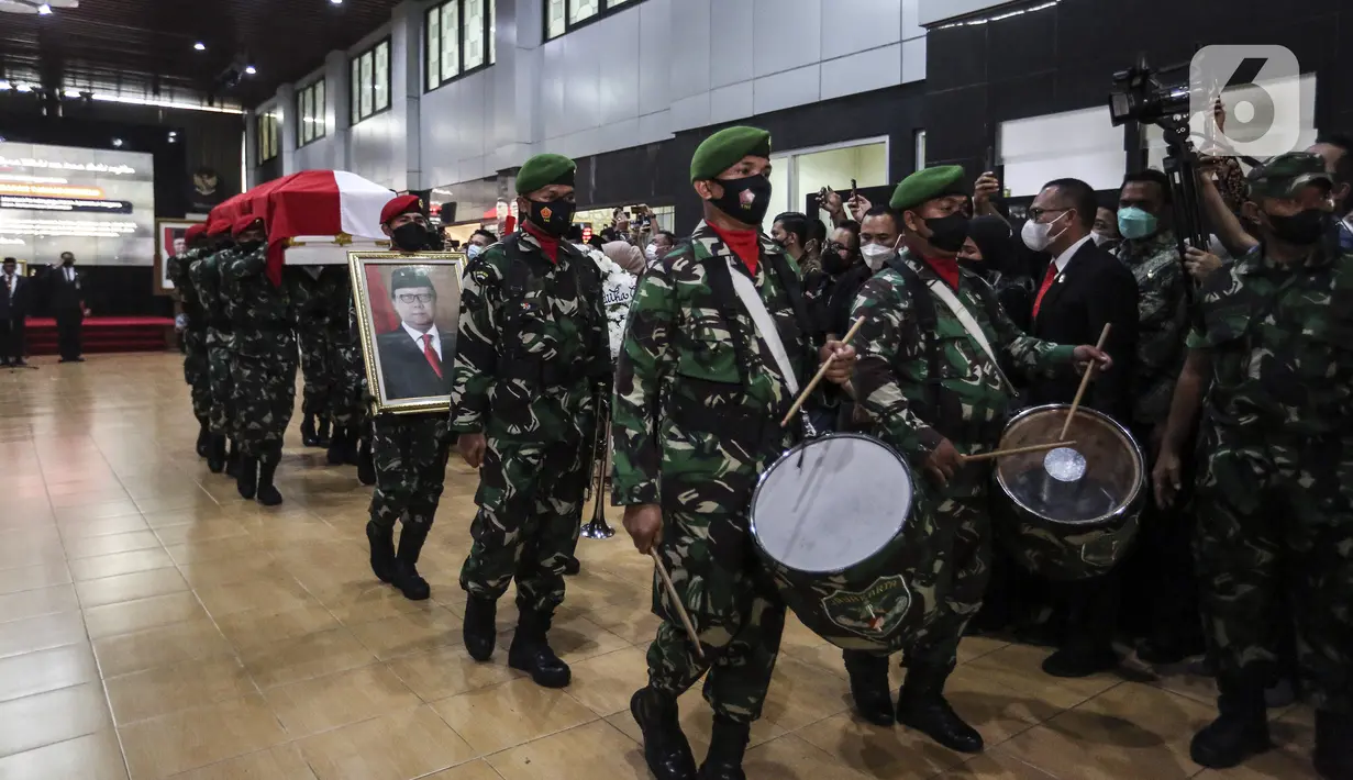 Upacara prosesi persemayaman dan pelepasan jenazah Menpan RB Tjahjo Kumolo di Kantor Kemenpan RB Sudirman, Jakarta Selatan, Jumat (1/7/2022). Sebelumnya, Tjahjo Kumolo memang diketahui tengah menjalani perawatan intensif dalam beberapa hari terakhir. (Liputan6.com/Johan Tallo)