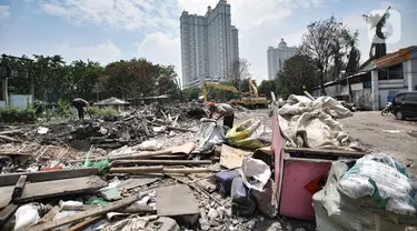 Aktivitas warga korban penggusuran di Jalan Sunter Agung Perkasa VIII, Kecamatan Tanjung Priok, Jakarta Utara, Senin (18/11/2019). Tercatat 570 jiwa dari 62 KK tetap bertahan di wilayah gusuran pasca rumah mereka diratakan pemerintah setempat Kamis (14/11/2019) lalu. (merdeka.com/Iqbal S. Nugroho)