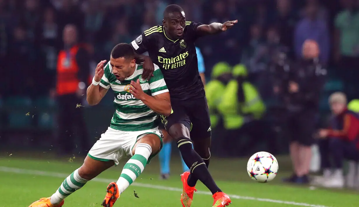 Pemain Celtic Giorgos Giakoumakis (kiri) berebut bola dengan pemain Real Madrid Ferland Mendy pada pertandingan sepak bola Grup F Liga Champions di Celtic Park, Glasgow, Skotlandia, 6 September 2022. Real Madrid mengalahkan Celtic dengan skor 3-0. (AP Photo/Scott Heppell)