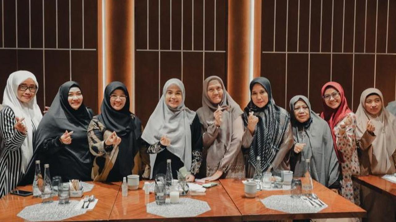 Atikoh berbicara soal pemberdayaan perempuan dengan para Nyai dan Ning, khususnya dalam penanggulangan kemiskinan.