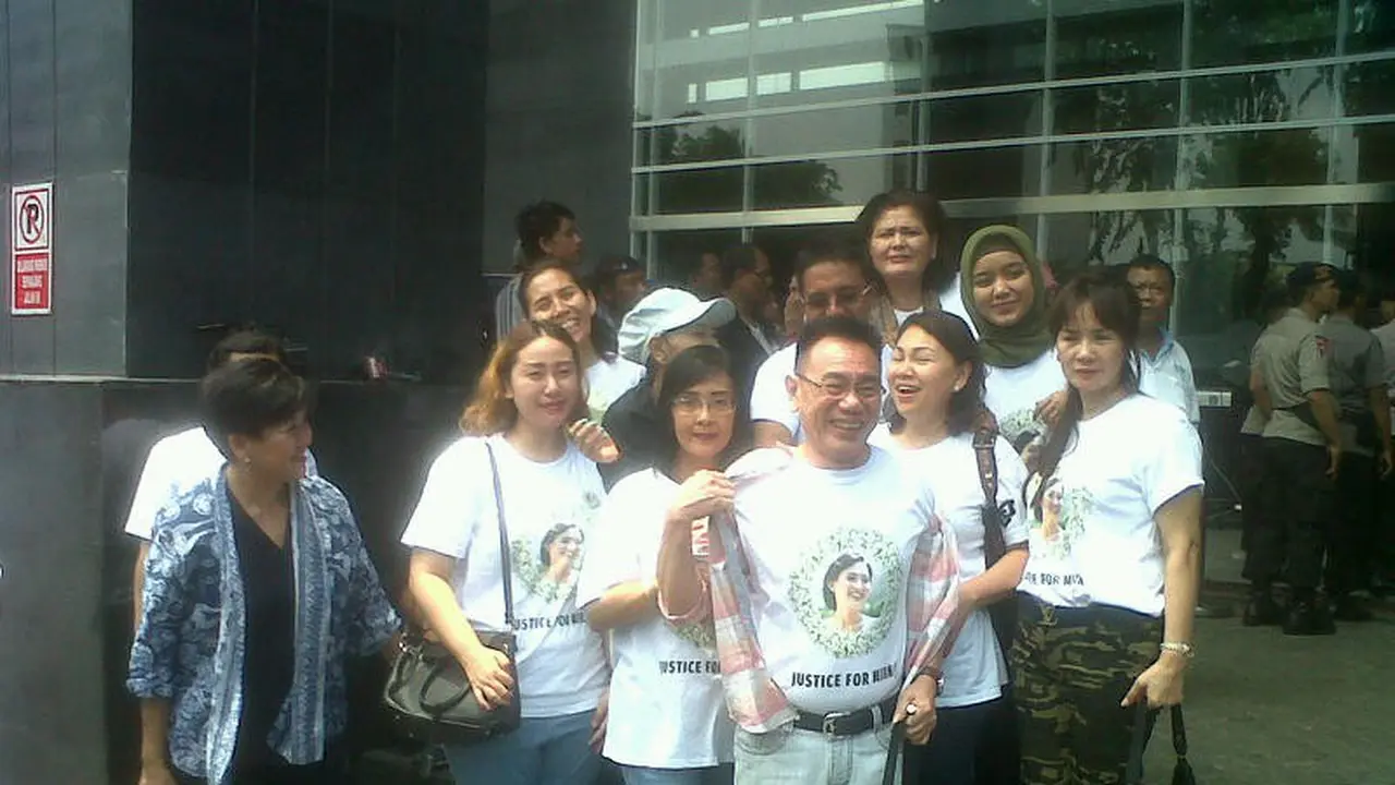 Pendukung Mirna dan Jessica Saling Teriak