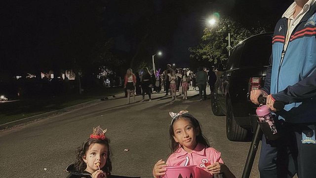 Anak Rahma Azhari Asyik Naik Kereta