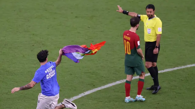 Foto pitch invader di pertandingan Portugal melawan Uruguay (Foto: Twitter @CBSSportsGolazo)