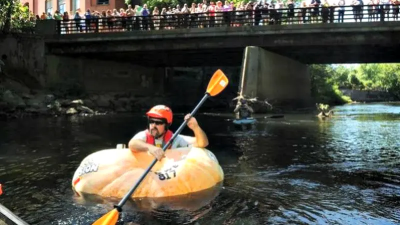 'Kayak' Ini Terbuat Dari Buah Labu 370 Kilogram