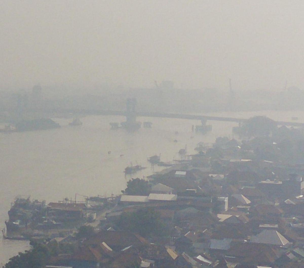 Penampakan kabut asap pekat yang mengepung Kota Palembang, pada Kamis (14/9/2023). Sebaran kabut asap ini dipicu oleh kebakaran hutan dan lahan (karhutla) yang terjadi di wilayah Sumatera Selatan.