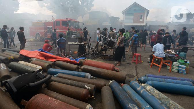 Suasana kebakaran rumah dan kios di Jalan Minangkabau, Jakarta, Selasa (7/7/2020). Delapan unit mobil pemadam kebakaran dikerahkan untuk memadamkan api yang hingga saat ini belum diketahui penyebab kebakaran. (merdeka.com/Imam Buhori)