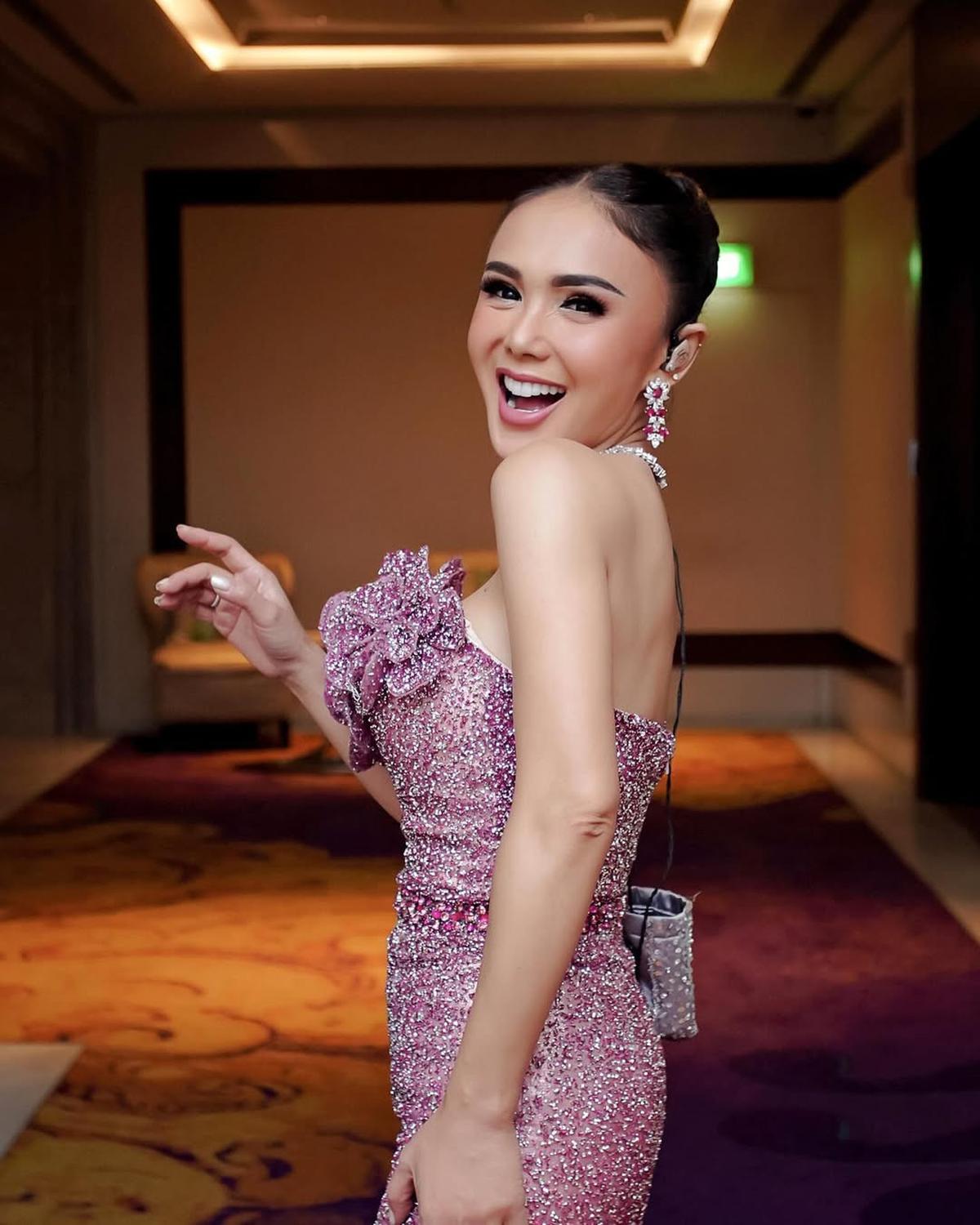 Potret Yuni Shara Pakai Gaun Malam saat Manggung, Mewah dan Elegan Banget