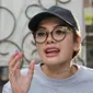 Nikita Mirzani menggelar jumpa pers di kawasan Kemang Jakarta, Rabu (4/10). Nikita meluruskan pemberitaan terkait kabar dirinya menghina Panglima TNI Jenderal Gatot Nurmantyo melalui cuitan Twitter @NikitaMirzani. (Liputan6.com/Herman Zakharia)