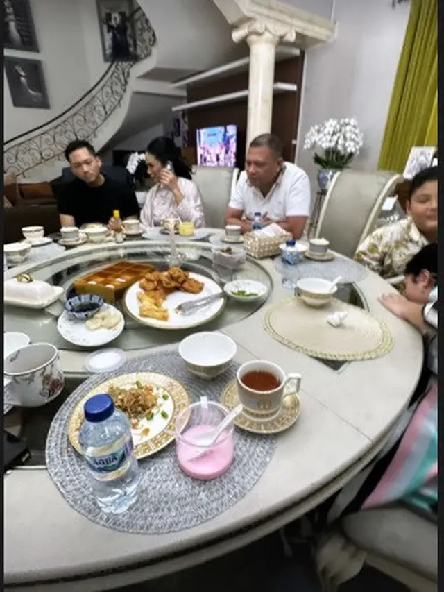 Atta Halilintar dan Aurel Hermansyah sambangi rumah Krisdayanti – Raul Lemos jelang berangkat mudik Lebaran idul Fitri 2023 ke Jember (Foto: Instagram attahalilintar)