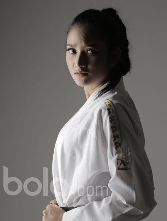 Tetapi Claresta Taufan mengaku tak hanya menggantungkan masa depannya di arena karate karena memiliki cita-cita lain. (Bola.com/Peksi Cahyo)