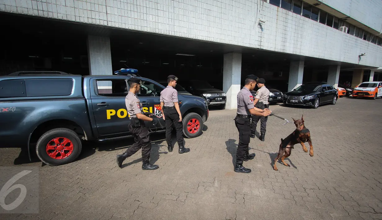 Tim K9 Polda Metro Jaya membawa anjing pelacak saat melakukan pengamanan di Kementerian Pertanian, Jakarta, Selasa (9/5). Pihak kepolisian mengawal sidang pembacaan putusan terhadap Basuki Tjahaja Purnama alias Ahok. (Liputan6.com/Faizal Fanani)