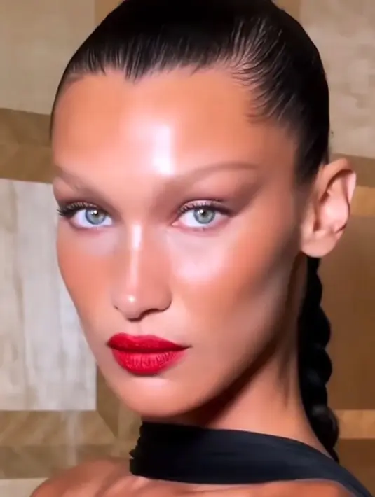 Di sini, Bella Hadid tampil luar biasa dengan makeup glowing dan pulasan lipstik merah merona. [Foto: Instagram/bellahadid]