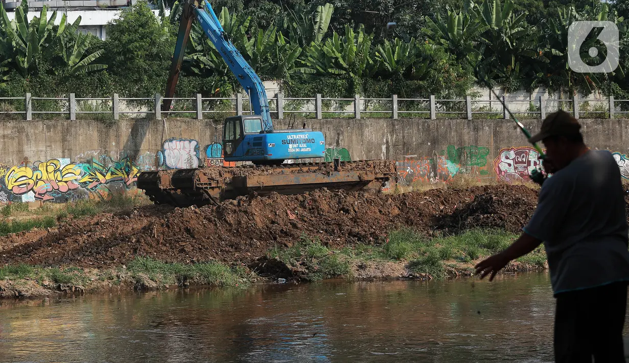 Kementerian Pekerjaan Umum dan Perumahan Rakyat (PUPR) melalui Balai Besar Wilayah Sungai Ciliwung Cisadane (BBWSCC) terus mengebut proyek sodetan Kali Ciliwung. (Liputan6.com/Johan Tallo)