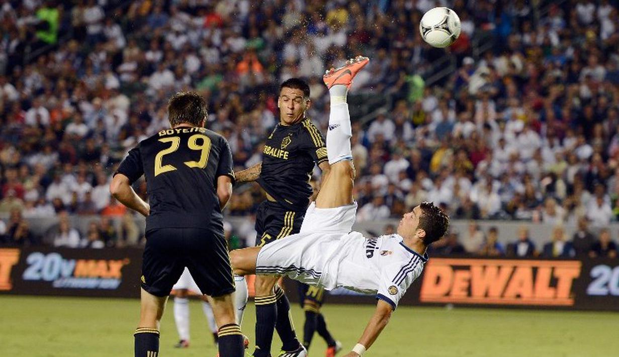 Tendangan salto Cristiano Ronaldo saat melawan Los Angeles Galaxy dalam World Football Challenge di Stadion Home Depot Center, Carson, AS,  2 Agustus 2012. (Getty Images/AFP/Kevork Djansezian)