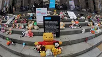 Boneka mainan diletakkan di halaman gedung Kongres Kolombia untuk memprotes kekerasan seksual terhadap anak-anak di Bogota, Selasa (20/11). Protes bertujuan untuk meningkatkan kesadaran tentang tanggung jawab perlindungan anak-anak. (DANIEL MUNOZ/AFP)