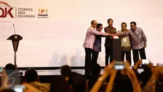 Presiden Jokowi didampingi Gubernur Banten Rano Karno memencet tombol pada pembukaan Indonesia Fintech Festival & Conference di Tangerang, Selasa (30/8). Acara itu diselenggarakan Otoritas Jasa Keuangan bersama Kadin Indonesia (Liputan6.com/Faizal Fanani)