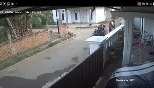 Terekam CCTV, Aksi Pria Bawa Kabur Ponsel 2 Bocah