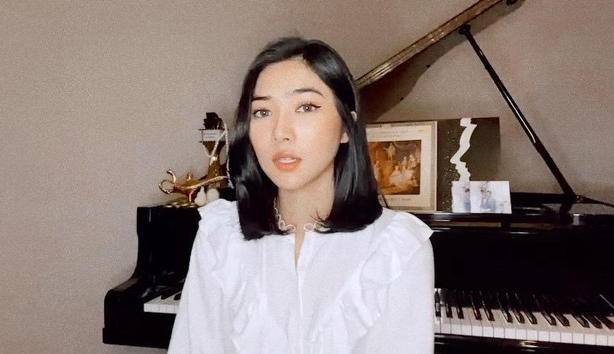 Isyana Sarasvati, ternyata memiliki kebiasaan tersendiri di belakang panggung sebelum tampil. Ini adalah hal yang wajar, nampaknya hampir setiap musisi juga punya kebiasaan khusus saat di belakang panggung. (Instagram/isyanasarasvati)