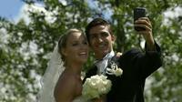 Selfie kini menjadi sangat populer di berbagagi kalangan terutama kaum muda dan para pengantin.