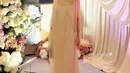 Beby Tsabina tampil dengan long dress sleeveless lace warna coklat dipadukan heels senada. [@bebytsabina]