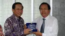 Direktur Utama Indosiar, Imam Sudjarwo (kiri) berfoto bersama dengan Menko Kemaritiman Rizal Ramli usai melakukan pertemuan di Jakarta, Rabu (15/6/2016). Pertemuan membahas beberapa permasalahan terkini. (Liputan6.com/Helmi Fithriansyah)