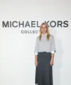 Salah satu yang paling menyita perhatian adalah Gwyneth Paltrow. Ia tampil effortless chic dengan pearl cashmere sweater dari koleksi Spring/Summer 2026, dipadukan dengan white cotton-poplin Hansen shirt serta black-and-pearl covert twill culotte pants dari koleksi Fall/Winter 2025. Kombinasi ini memancarkan gaya elegan khas New Yorker yang timeless. [Dok/Michael Kors].
