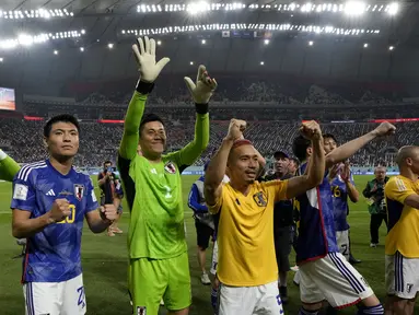 Para pemain Jepang merayakan kemenangan atas Spanyol 2-1 dalam pertandingan grup E Piala Dunia 2022 di Stadion Internasional Khalifa di Doha, Qatar, Jumat, 2 Desember 2022. Jepang lolos ke babak 16 besar Piala Dunia 2022 setelah menjadi juara grup F dengan tujuh poin.
(AP Photo/Eugene Hoshiko)