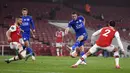 Striker Leicester City, Jamie Vardy, melepaskan tendangan saat melawan Arsenal pada laga Premier League di Stadion Emirates, Selasa (7/7/2020). Kedua tim bermain imbang 1-1. (AP Photo/Michael Regan,Pool)