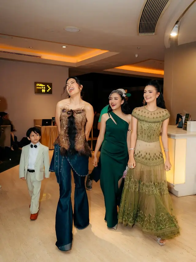 Gaya Kontras Amanda Rawles dengan Lehenga Dress dan Eva Celia yang Bergaya Edgy di Premiere Film Terbaru